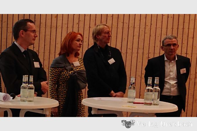 Nutzen und Bedeutung der Deponieerweiterung erörterten Madlen Overdick, (Kreisbeigeordnete des MTK und Aufsichtsratsvorsitzende der RMD), Hartmut Schwieger (Verband Baugewerblicher Unternehmer Hessen e. V.), Dirk Remmert (Frankfurter Entsorgungs- und Service GmbH FES) und Matthias Simon (Büro für Landschaftsökologie Simon & Widdig GbR).