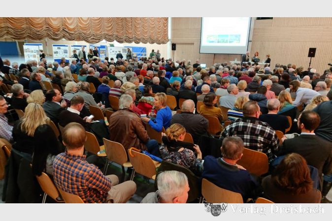 Aus den Reihen der etwa 350 interessierten Bürgerinnen und Bürgern aus Wicker, Massenheim, Flörsheim und Hochheim wurde die Forderung nach unmittelbarer, offener Diskussion mit dem Plenum der RMD laut .