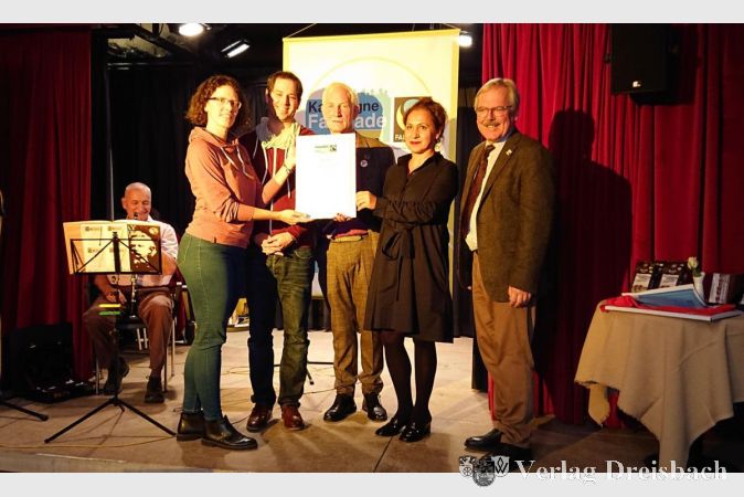 Verantwortung endet nicht am Regal. (v.l.:) Nicole Diehl und Daniel Richter (Steuerungsgruppe), Manfred Holz (Ehrenbotschafter von Trans-Fair), Semah Güven (Wirtschaftsförderung ) und Bürgermeister Dr. Bernd Blisch bei der Ernennung der Stadt Flörsheim zur Fairtrade-Town.