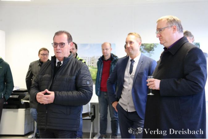 Günter Horn (links) und Patrick März (mitte) von der Horn 2 mbH freuten sich über viele interessierte Gäste zum Richtfest auf dem Baufeld 1 des Ölmühlen-Quartiers, unter ihnen auch Bürgermeister Klaus Schindling (rechts).