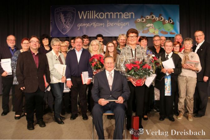 Ernst Netsch (sitzend) gehört seit 70 Jahren zur TVO- Familie, Gerti Hessemer (rechts) seit 60 Jahren - dafür wurden sie beim diesjährigen Familienabend von ihrem Verein und von der Stadt geehrt.