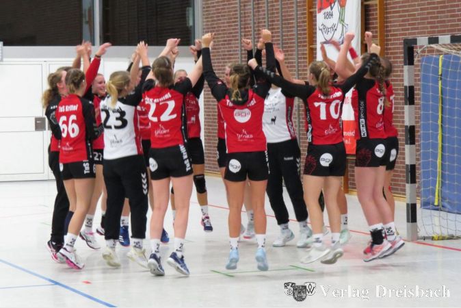 So jubeln Siegerinnen: Die Damen I nach dem Gewinn des Spitzenspiels in der Oberliga.