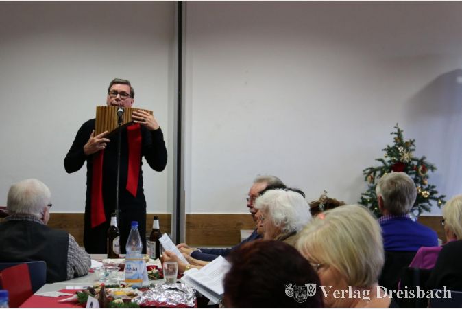 Auch auf der Panflöte spielte Benny Maro für die Gäste Weihnachtslieder.