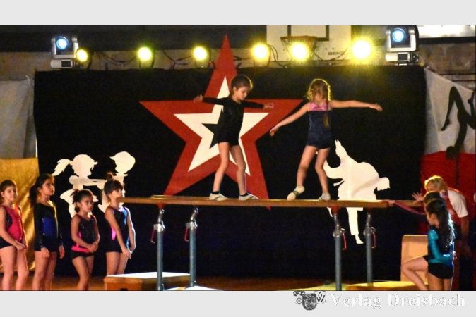 Als bunte Talentshow präsentierte sich das Programm beim diesjährigen Nikolausturnen der TSV Ginsheim in der IGS-Sporthalle.