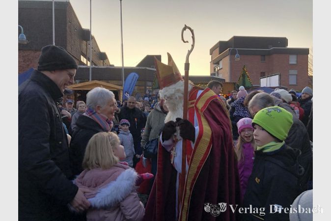 Kinderaugen leuchteten, als der Nikolaus am Samstagnachmittag auf dem Weihnachtsmarkt ankam und die leckeren Weckmänner verteilte.