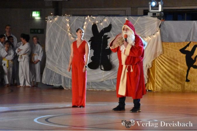 Tatsächlich hatte sich der Nikolaus die Zeit genommen, in der Halle vorbeizuschauen. Wer genauer hinschaute, entdeckte Vorstandsmitglied Norbert Lindemann unter dem Mantel
