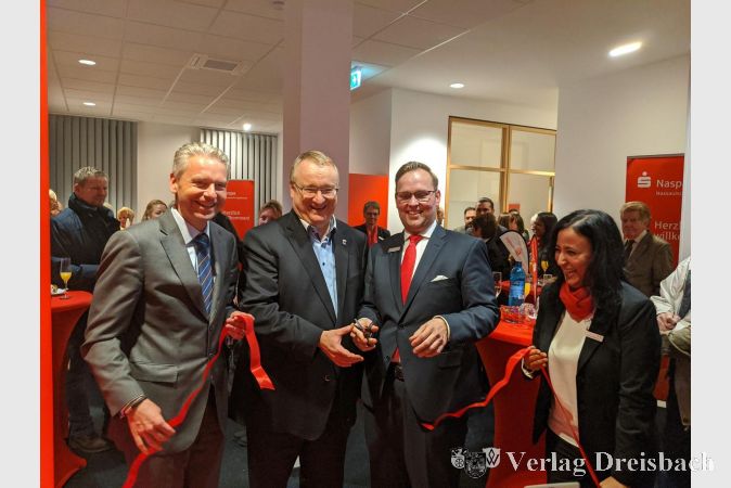 Das symbolische rote Band wurde feierlich durchschnitten: Landrat Michael Cyriax, Bürgermeister Klaus Schindling, Stephan A. Kietzmann (Leiter des Naspa-Privatkundengeschäfts in der Region Frankfurt/Main-Taunus) sowie Karima Khabbach, die Leiterin des Finanz-Centers (v.l.).