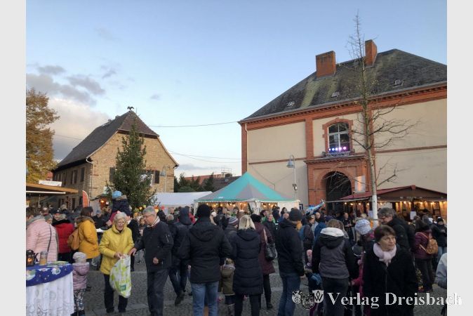 An beiden Tagen war der Flörsheimer Weihnachtsmarkt sehr gut besucht und das Wetter zeigte sich von seiner besten Seite.