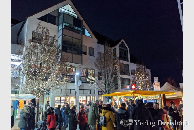 Der diesjährige Adventsmarkt war ganztägig gut besucht, aber mit Anbruch der Dunkelheit wurde es nochmal besonders voll auf den Straßen.