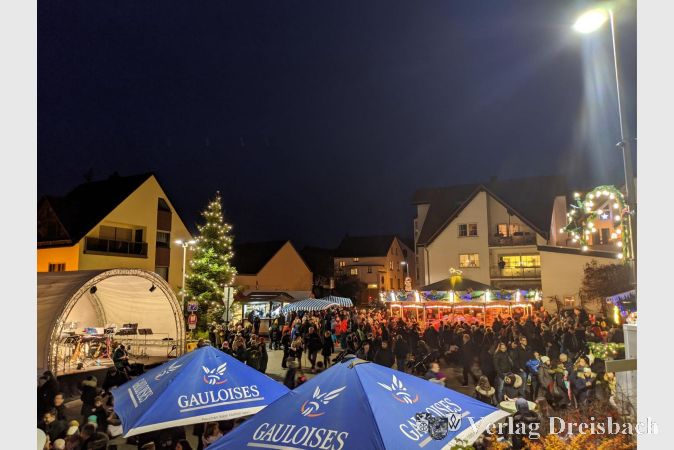 Ein Blick auf das vorweihnachtliche Treiben auf dem Platz vor St. Vitus.