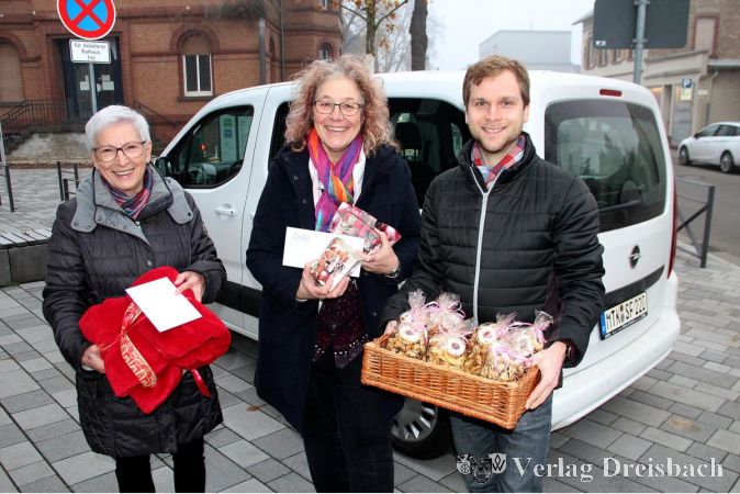Rita Klee, Martina Eisenhauer und Simon Dylla (von links) besuchten die Heimbewohnerinnen und -bewohner in Rüsselsheim und Raunheim.