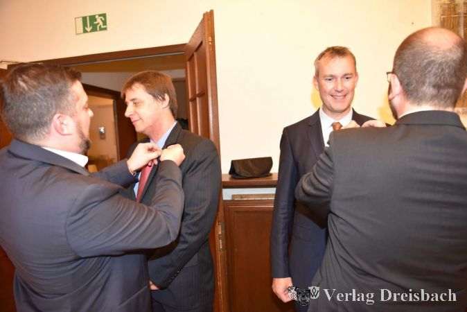 Der spannende Moment ist gekommen: Den Neumitgliedern Veit Kappen (2.v.l.) und Profesor Dr. med. Sven Kantelhardt (2.v.r.) werden die Mitgliedsnadeln angesteckt. Links Thomas Heuser, rechts Alexander von Renz.