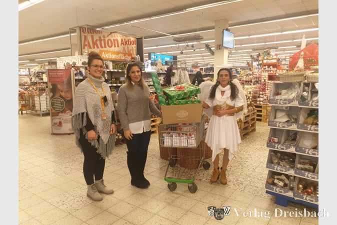 Handan Görcü (mitte) von der Regenbogenschule Hattersheim nahm freudig die Geschenke entgegen. Links im Bild Globus-Werbeleiterin Nadine Gründer.