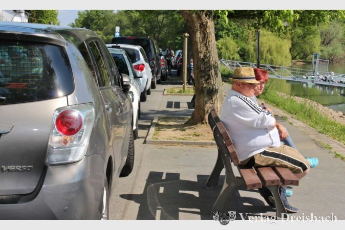 So sieht es aus, wenn die Ruhebänke am Altrhein durch Autos zugestellt sind, obwohl das Parken direkt an der Uferlinie nicht erlaubt ist.
