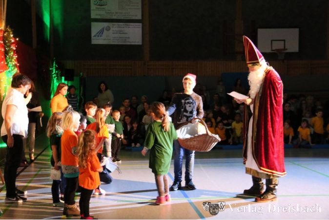 Nach den Vorführungen durften sich die jungen TVOler aus dem Korb des Nikolaus-Gehilfen ein Geschenk aussuchen.