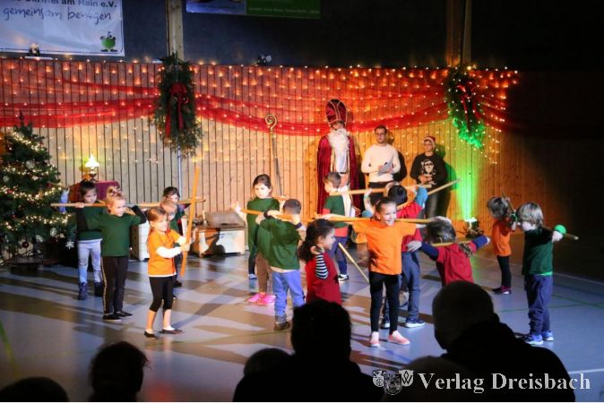 Mit einem Besenstiel tanzend erzählten TVO-Kinder dem Nikolaus die Geschichte von "Anne Kaffeekann".