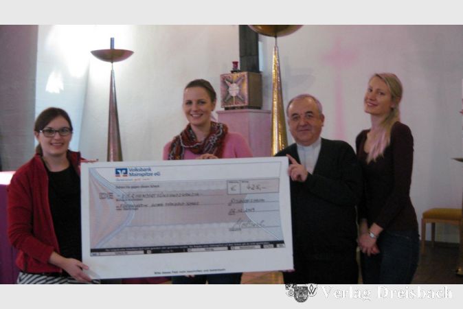 Pfarrerin Katharina Meckbach, Friderike Oberkircher-Sperling, Pfarrer Karl Zirmer und Anna Gac bei der Spendenübergabe (v.l.).