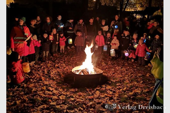 Zurück in der Kita, wärmten sch die Kinder und Erwachsenen am Feuer auf und sangen weitere Lieder.