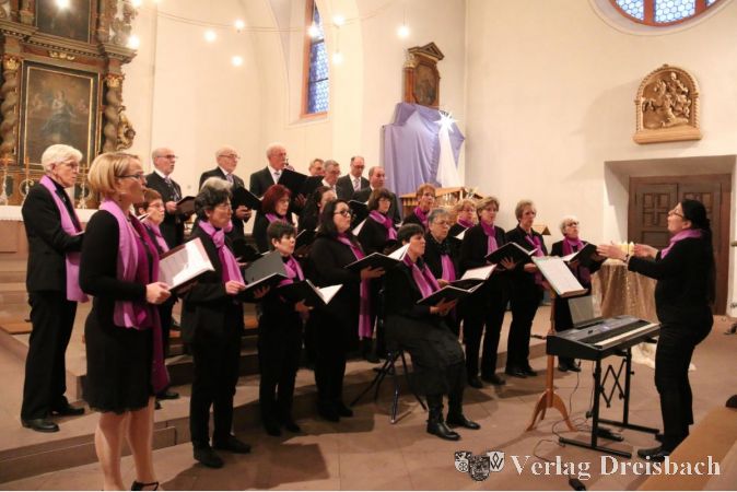 Der Katholische Kirchenchor St. Martin Eddersheim bei seinem traditionellen Konzert am ersten Adventssonntag