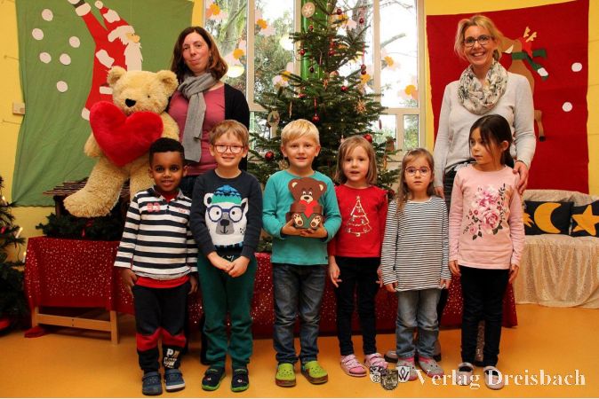 Marie-Christin Kunz (links) von der Stiftung Bärenherz kam zur Spendenübergabe zu den Kitakindern um Einrichtungsleiterin Stefanie Velten-Haas (rechts).