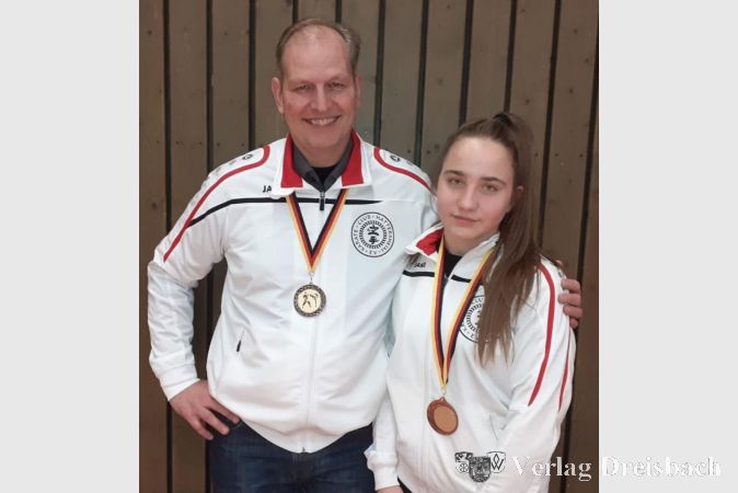 Trainer Benno Schöfl und Lisa Zeiträger.