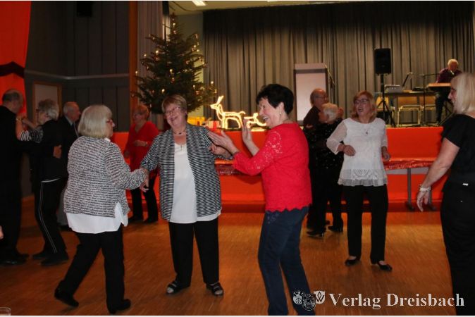 Fleißig und fröhlich getanzt wurde auf der Weihnachtsfeier des Clubs der Gemütlichkeit im Haus der Vereine.
