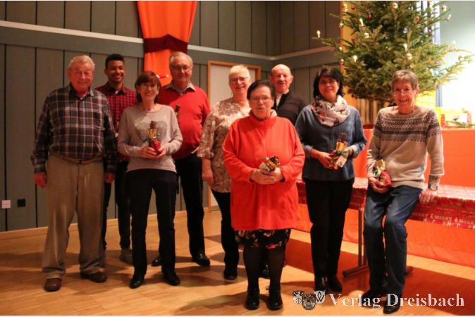 Die Damen und Herren des Helferteams bekamen vom Vorsitzenden Wolfgang Deul (links) anlässlich der Weihnachtsfeier des Clubs der Gemütlichkeit ein Dankeschön.