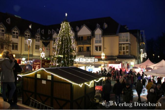 Der weihnachtlich geschmückte Hattersheimer Marktplatz.