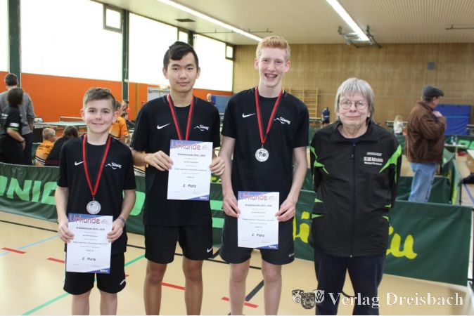 Die erfolgreichen Vizepokalsieger der SG DJK Hattersheim: Philipp Horn, Jonas Siebert und Samuel Hu mit Trainer Winfried Bradatsch.
