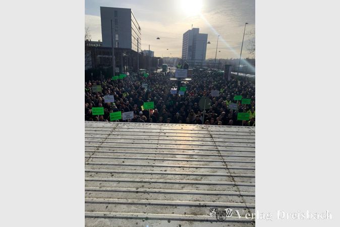 Etwa 2.800 Landwirte mit rund 1.500 Traktoren demonstrierten am Dienstag in Wiesbaden.