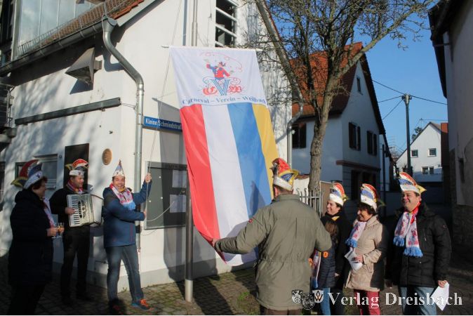 Weilbachs "singender Metzgermeister" Sven Press (3. von links) und "Nepomuk" Heiko Dörhöfer (4. von rechts) hissten, musikalisch begleitet von Thomas Schmidt (2. von links) und angeleitet vom Vorsitzenden des Carneval Vereins Weilbach, Thorsten Press (rechts), den närrischen Vierfarb.