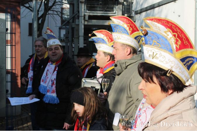 Die Silvesternacht war lang, nichtsdestotrotz durfte bei dem "Open-Air-Neujahrsempfang" des CVW ein Gläschen Sekt nicht fehlen. Mit gut geölter Stimme wurde gemeinsam das Weilbachlied, sozusagen die Hymne des Stadtteils, gesungen.