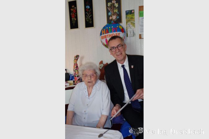 Der Erste Beigeordnete Franz Jirasek gratulierte Gertrud Breuer zu ihrem 100. Geburtstag.