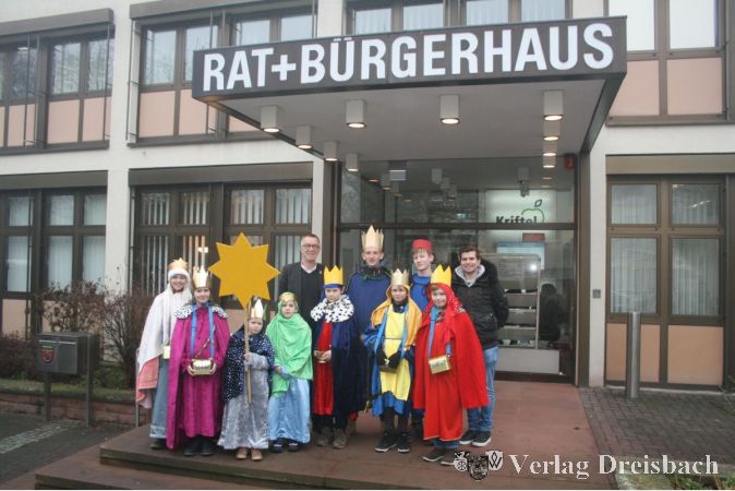 Gut gestimmt: Franz Jirasek und die Sternsinger mit Betreuer