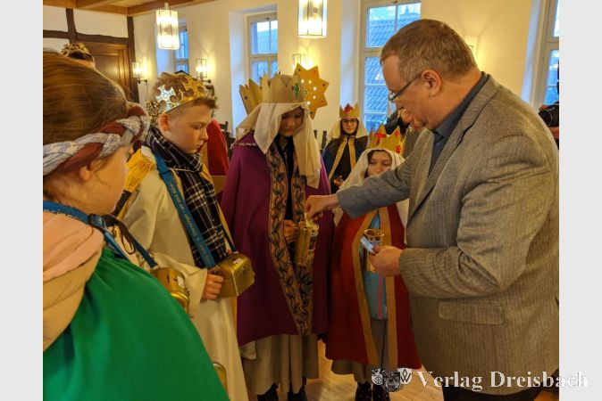 Bürgermeister Klaus Schindling füllte gleichmäßig die Spendenboxen der Sternsinger, "bis die Scheine alle waren".