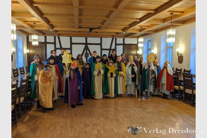 Nach dem Einzug in den Hessensaal stimmten die diesjährigen Sternsinger zunächst ein Lied an.