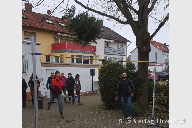 Beim Tannenbaumweitwurf streiten sich die Geister: Kommt es nun auf das Glück oder vor allem auf die Technik an? Auf jeden Fall sind die stacheligen Zweige irgendwie hinderlich.