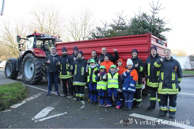 Die Okrifteler Mini- und Jugendfeuerwehr holte auch in diesem Jahr wieder die Weihnachtsbäume ab.