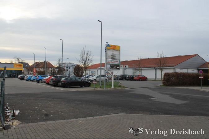 Parkplätze an der Dalbergstraße: Eine Vorfahrtsstraßenregelung könnte bei der Zu- und Abfahrt für mehr Klarheit sorgen.
