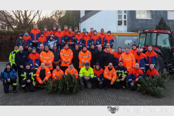 Alle Jahre wieder: Die Flörsheimer Jugendfeuerwehr rückte am vergangenen Samstag aus, um die ausgedienten Weihnachtsbäume in Flörsheim, Wicker und Weilbach einzusammeln.