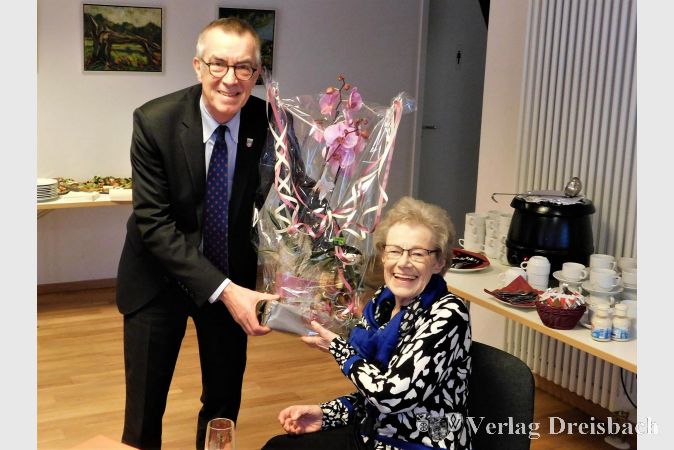 Der Erste Beigeordnete Franz Jirasek gratuliert Gerda Hartmann.