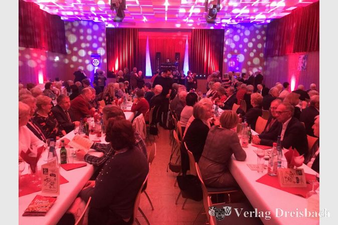 Die ausverkaufte Kleine Schwarzbachhalle am Silvesterabend.