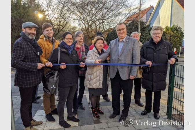Einweihung des Keltenpfads: Bürgermeister Klaus Schindling durchschnitt zusammen mit Hildegunde Henrich vom Landschaftsarchitekturbüro Grün + Stadtplanung aus Liederbach das symbolische Band zur Eröffnung.