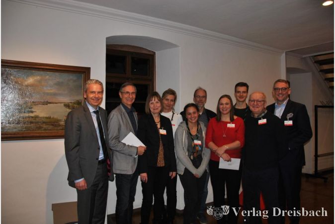 Landrat Michael Cyriax (links) und Markus Franz (rechts), Vorstandsmitglied der Taunus Sparkasse, mit Vertretern einiger Vereine bei der Spendenübergabe in der Alten Kirchschule in Flörsheim.
