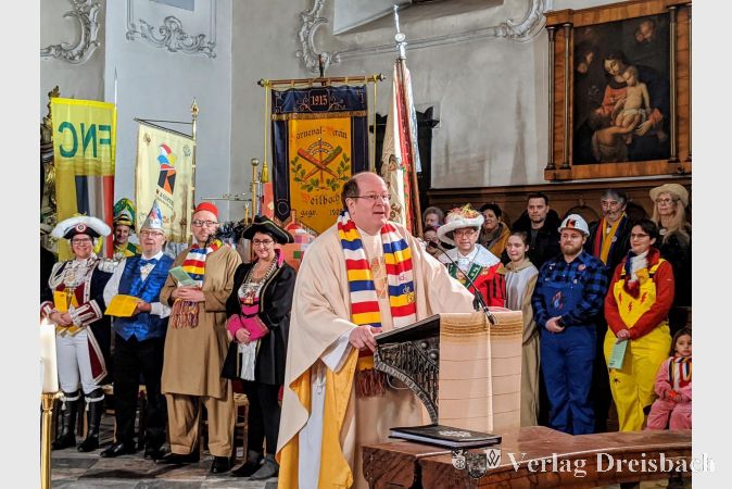 Pfarrer Friedhelm Meudt bei seinem ersten Fastnachtsgottesdienst in St. Gallus.
