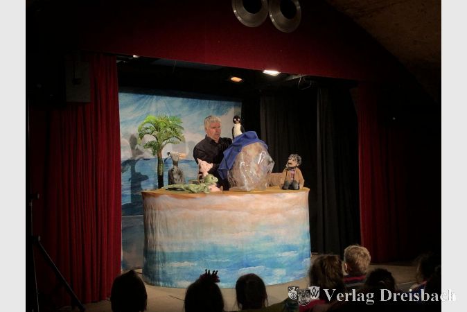 Ulrich Schulz erweckt auf der Bühne seine Figuren zum Leben: Gerade brütet der Pinguin das Ei aus, in dem Urmel später herausschlüpfen wird.