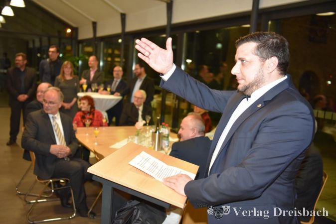 Lions-Präsident Thomas Heuer begrüßte die zahlreich erschienenen Ehrengäste, unter ihnen Vertreter geförderter Einrichtungen ebenso wie städtische und kirchliche Vertreter .