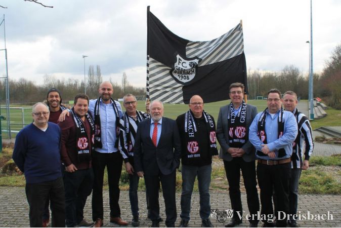 Die 2. Vorsitzenden Berthold Schönberger (links) und Hermann Weilbächer (5. von rechts) mit den Jubilaren Reinhard Kneis, Klaus Reidelbach, Rudolf Woller (jeweils 50 Jahre Mitgliedschaft), Michael Nickolai (40), Harald Brack, Christian Dreyer, Marcel Hochheimer und Akim Majura (25).