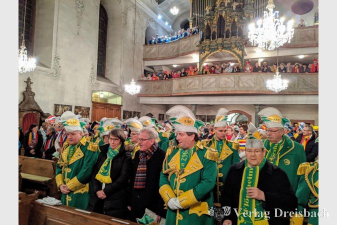 Das Kircheninnere war komplett gefüllt. In der ersten Reihe (von links nach rechts) nahmen unter anderem Stadtverordnetenvorsteher Michael Kröhle, Erste Stadträtin Renate Mohr, Bürgermeister Dr. Bernd Blisch und Heinz Schäfer, der 1. Vorstandsvorsitzende des FCN, Platz.