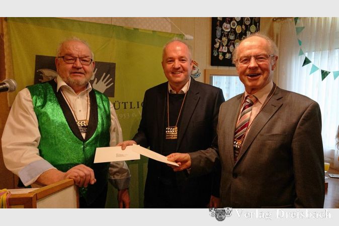 Vorstandsvorsitzender Bernd Flach (links) freut sich über die finanzielle Unterstützung der Stadt Flörsheim, hier mit Stadtverordnetenvorsteher Michael Kröhle (mitte) und Ehrenmitglied Norbert Hegmann.
